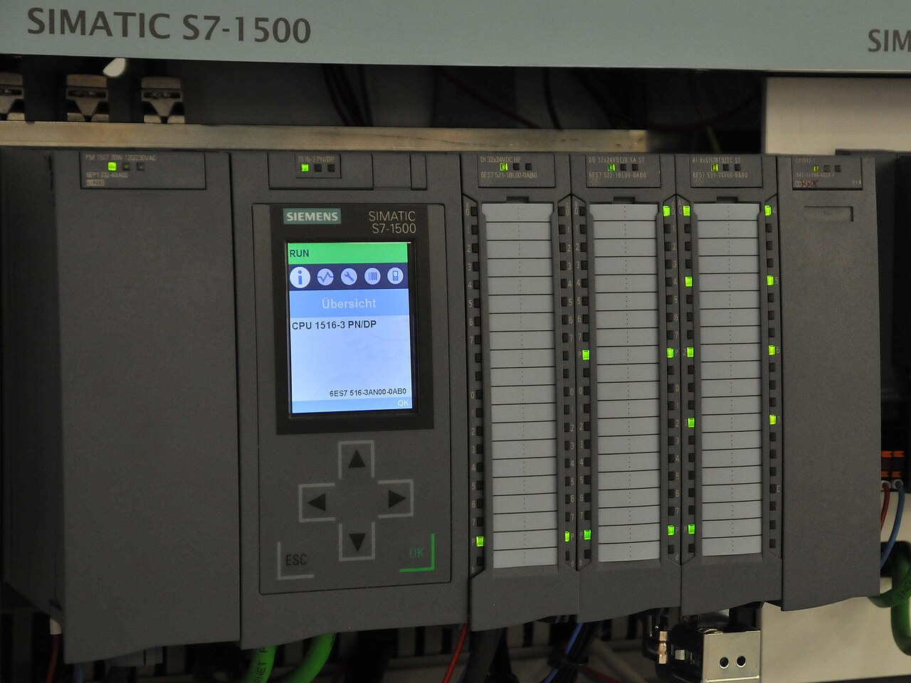 Siemens SIMATIC S7-1500 mit CPU und Ein-/Ausgabemodulen – Symbolbild für SPS-Steuerungstechnik